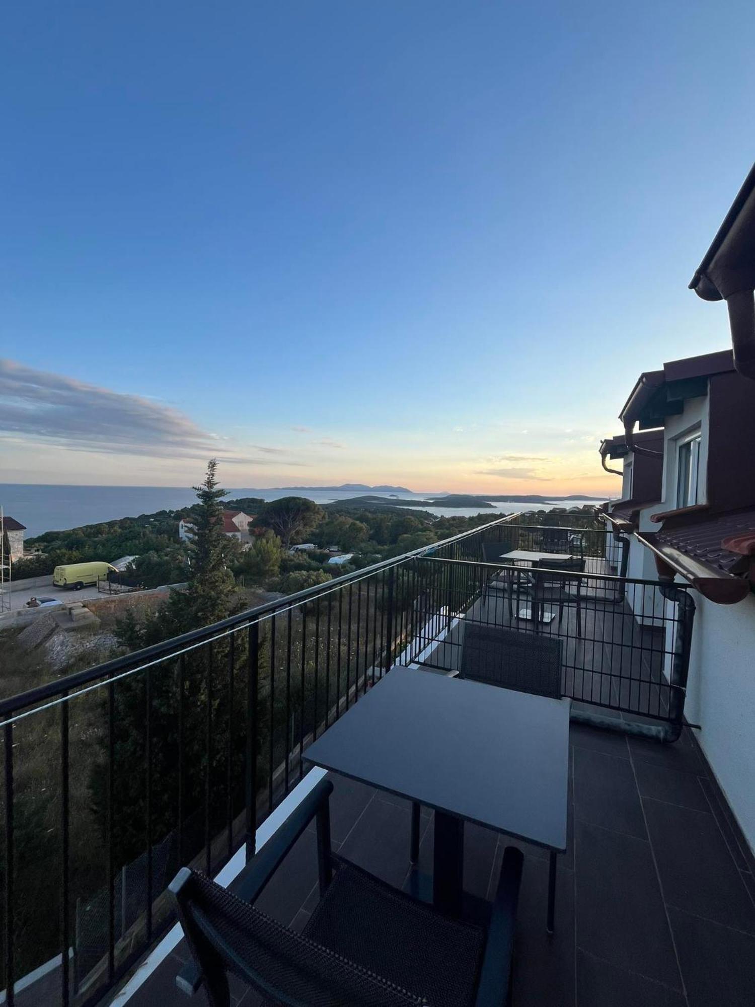 Bed and Breakfast Dela Хвар Екстер'єр фото