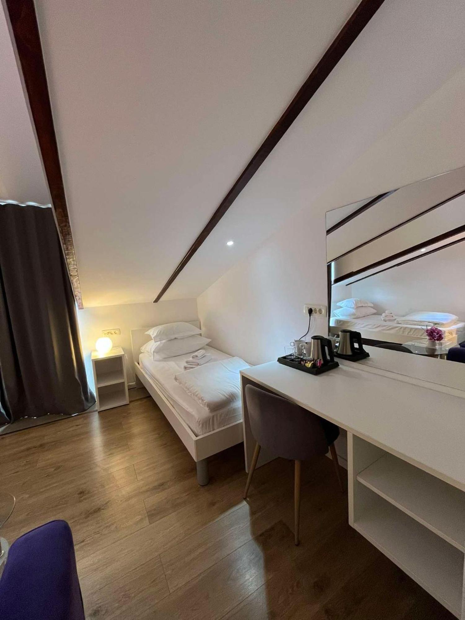 Bed and Breakfast Dela Хвар Екстер'єр фото