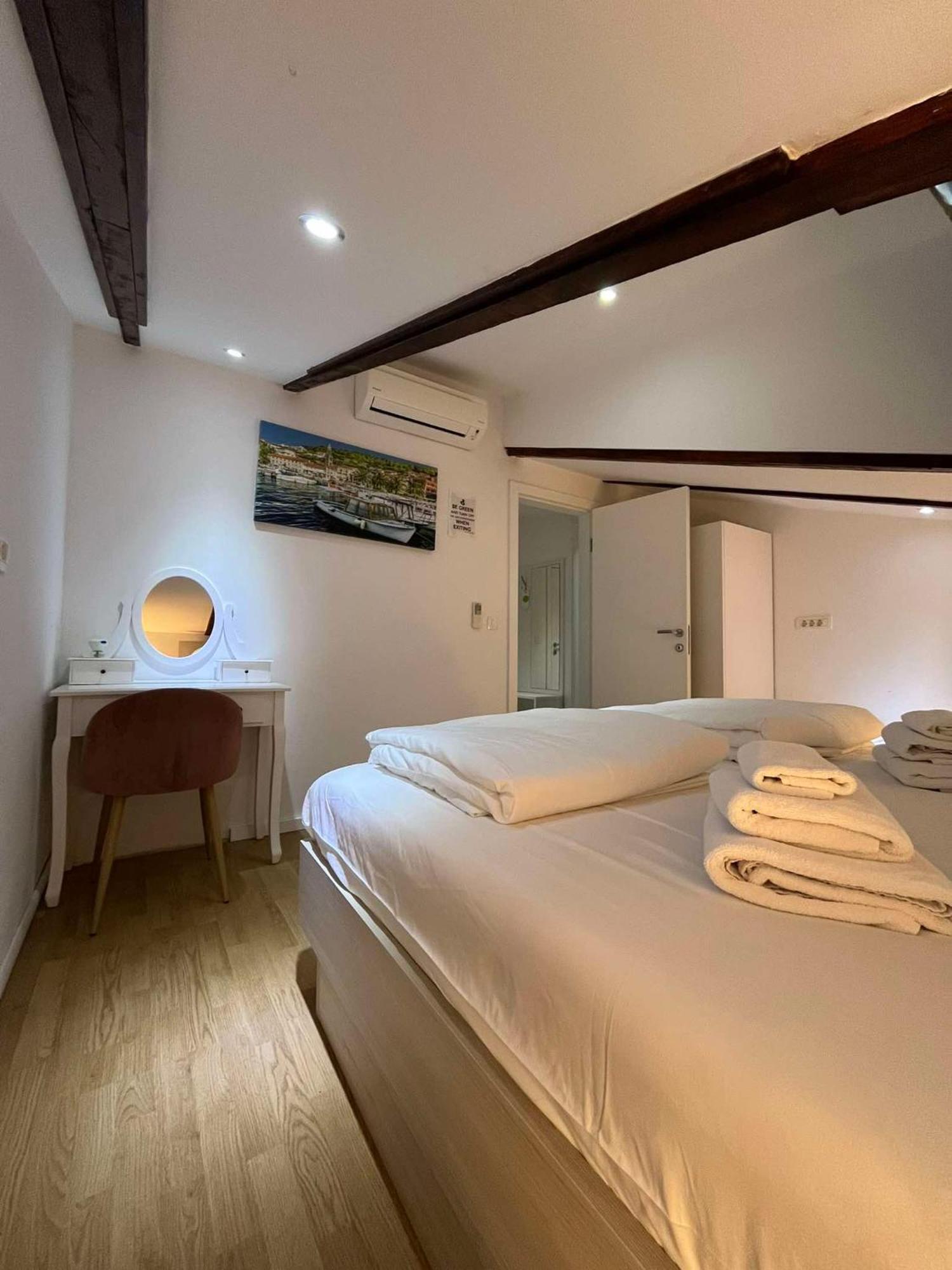 Bed and Breakfast Dela Хвар Екстер'єр фото