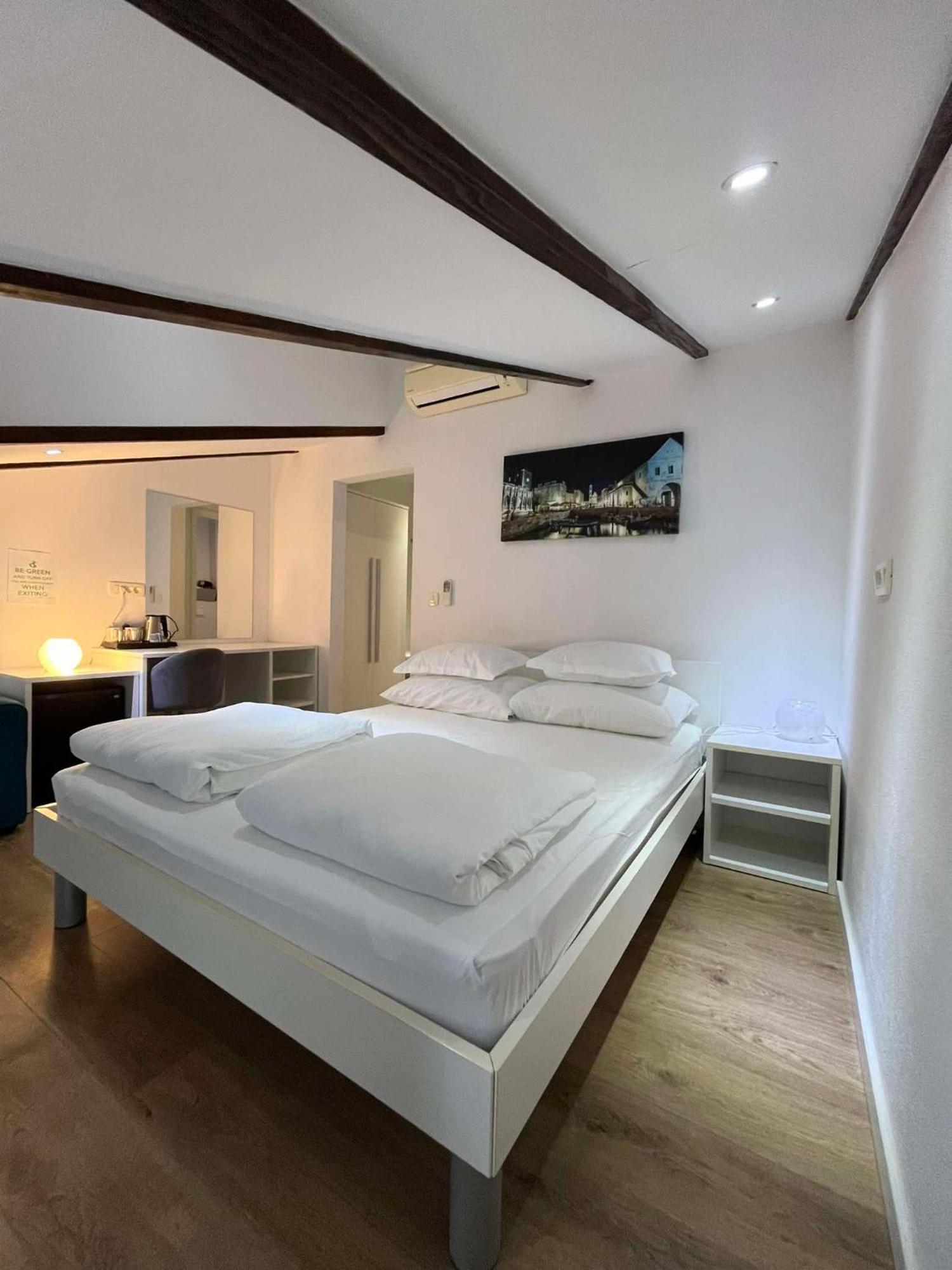 Bed and Breakfast Dela Хвар Екстер'єр фото